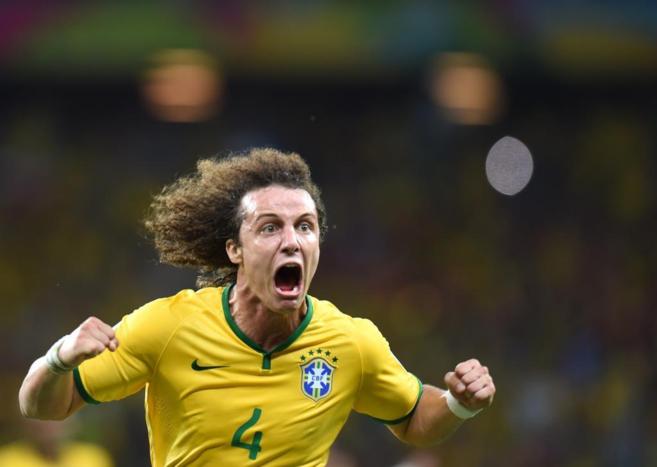 David Luiz celebra el segundo gol de Brasil, marcado de libre directo.