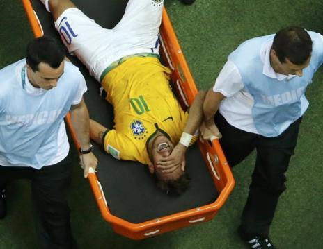 Neymar es retirado en camilla tras una entrada de Ziga.