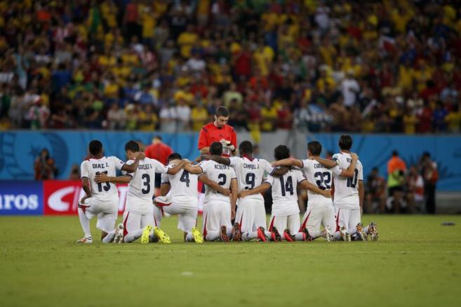 Los jugadores de Costa Rica, durante la tanda de penaltis contra...