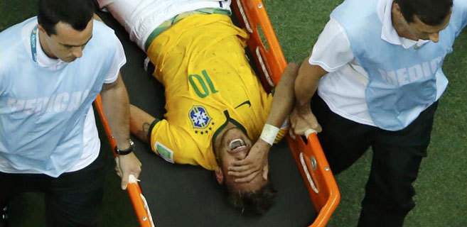 Neymar abandona el campo en camilla tras ser golpeado