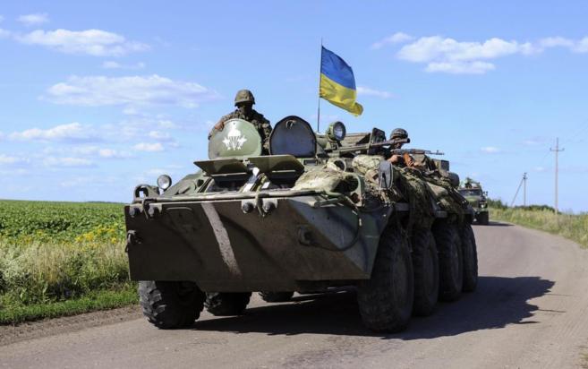 Militares ondeaban la bandera ucraniana el pasado jueves cerca del...