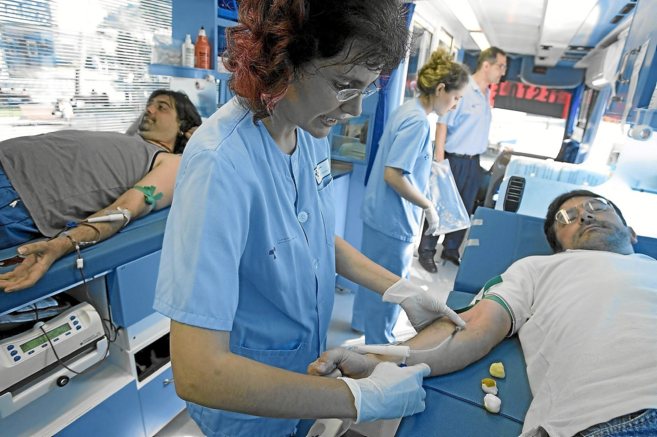 Dos bilbainos donan sangre en la unidad mvil de Osakidetza en...