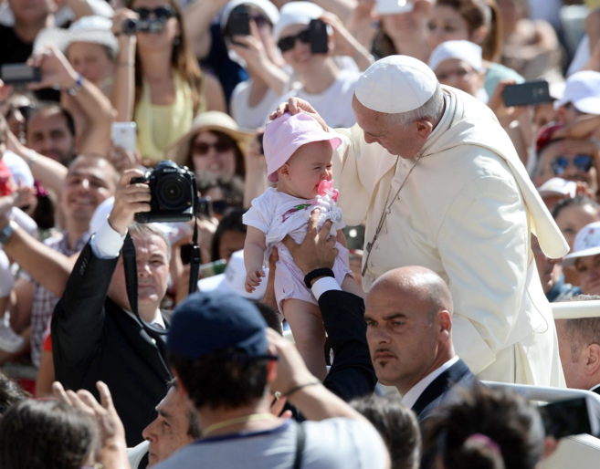 El Papa consuela a un nio que estaba llorando durante su visita a...