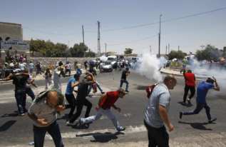Manifestantes se enfrentan a soldados israeles.