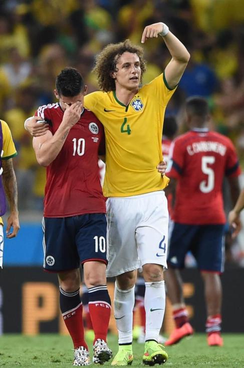 David Luiz consuela a James tras la derrota colombiana frente a...