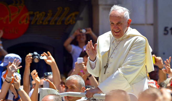 El Papa Francisco saluda a los fieles congregados en Campobasso, en la...