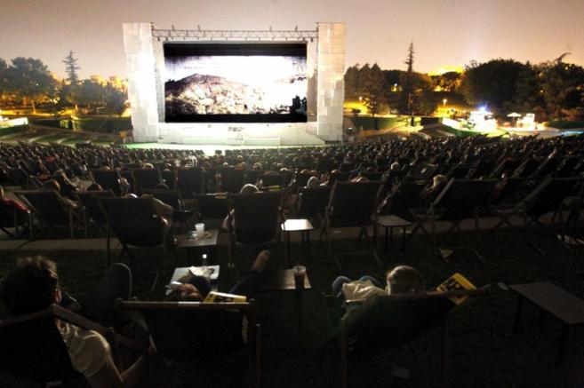 Cine de verano en el parque Tierno Galvn de Madrid.