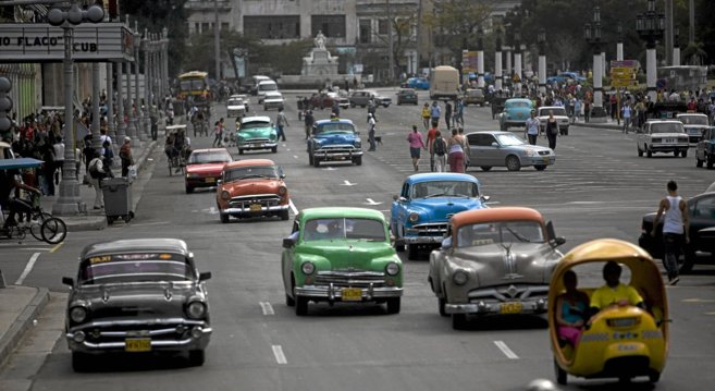 Coches circulando en una calle de la capita cubana, La Habana.