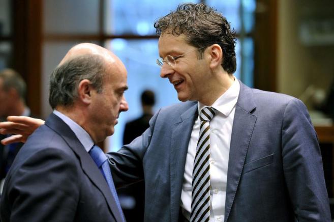 De Guindos conversa con el presidente del Eurogrupo, Jeroen...