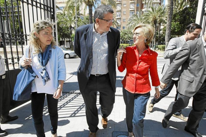 El concejal de UPyD en Alicante, Fernando Llopis, conversa con Rosa...