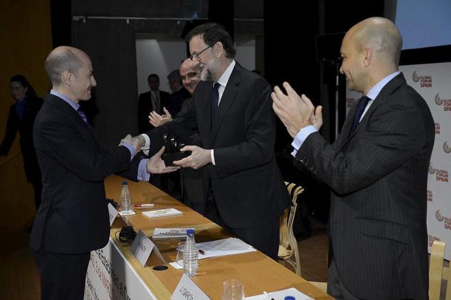 Jenaro Gacía, recibiendo un premio de manos de Mariano Rajoy.