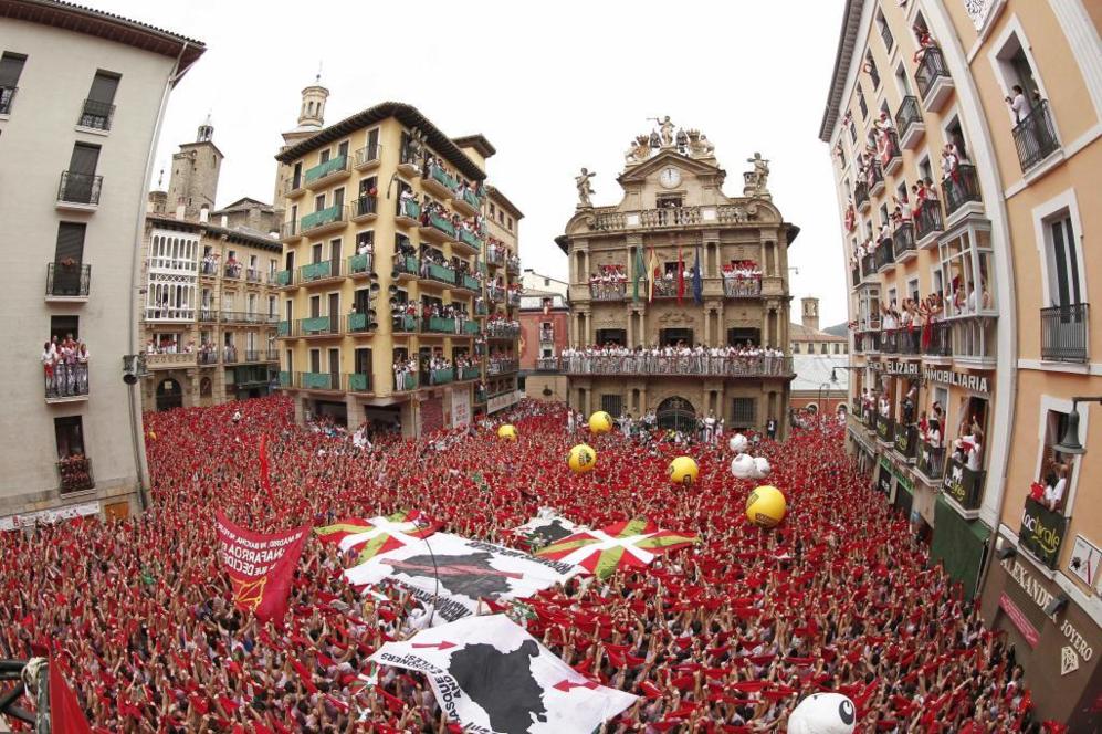 Imagen de la abarrotada plaza del Ayuntamiento de Pamplona.