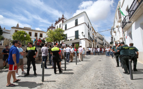 Vecinos concentrados a las puertas del Ayuntamiento de Estepa.