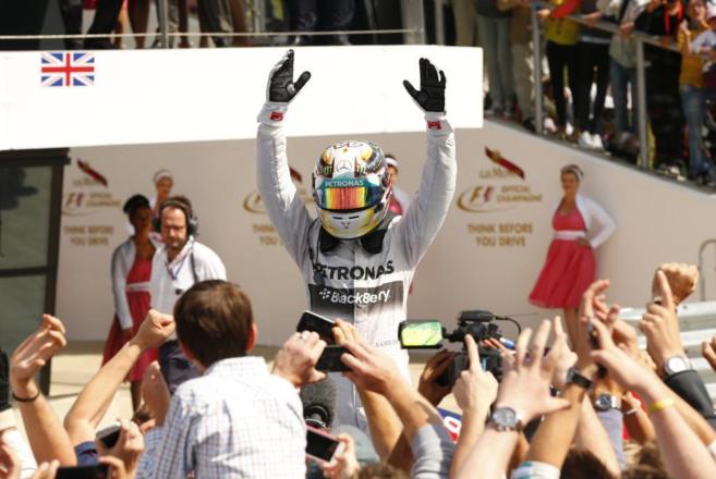 Lewis Hamilton celebra su victoria en el circuito de Silverstone.