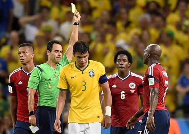 Thiago Silva se marcha cabizbajo tras recibir la tarjeta que le impide...