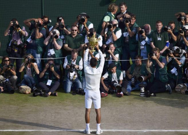 Djokovic levanta el trofeo conquistado en Wimbledon.