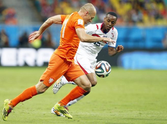 Arjen Robben corre durante una contra holandesa.