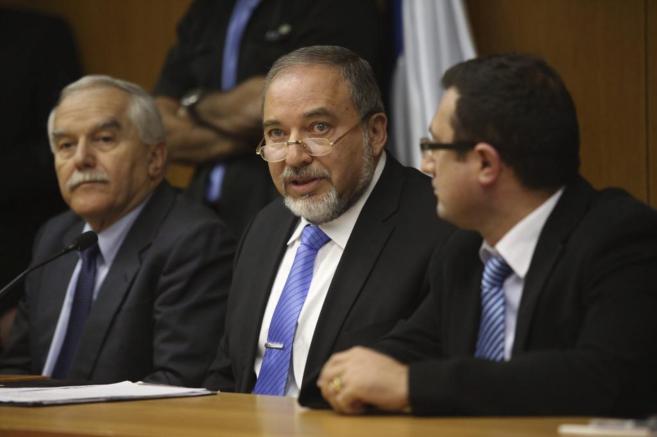 Avigdor Lieberman (centro), durante el anuncio de su marcha del...