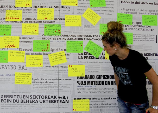 Una joven lee un panel en el InnovationDay en el Euskalduna.