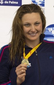Melani Costa muestra la medalla de oro de 200 metros libre