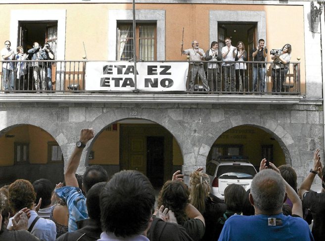 Gorka Lizarraga saluda desde el balcón del Ayuntamiento de Lasarte...