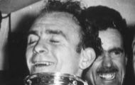 Di Stfano, con la primera Copa de Europa que gan, en 1956.