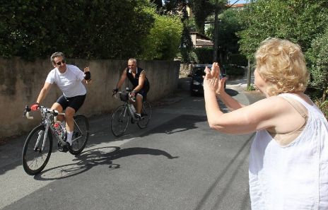 Sarkozy, el sbado en biciclete.