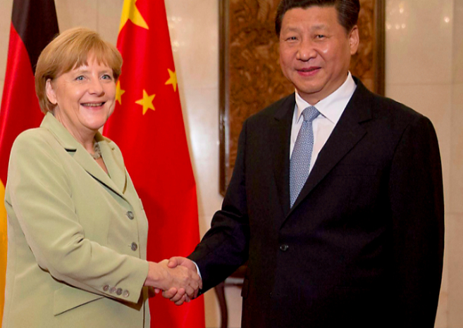 La canciller alemana, Angela Merkel, saluda al presidente chino, Xi...
