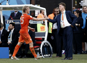 Dirk Kuyt y Louis van Gaal se saludan durante el Holanda-Chile.
