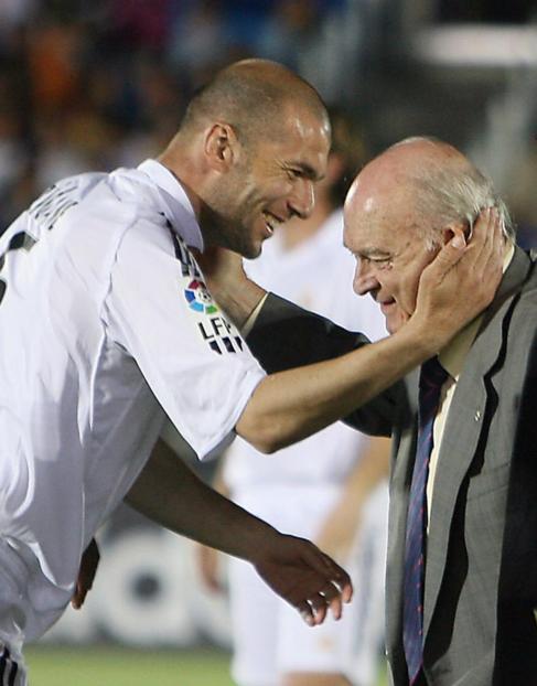 Zidane saluda a Di Stfano en 2006.