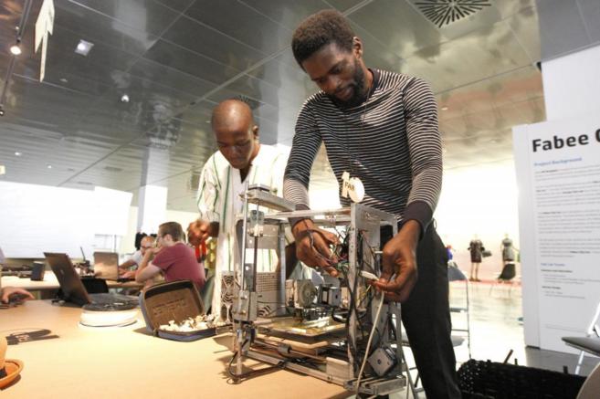 Participantes del Fab10 en el Disseny Hub construyen una impresora 3D...