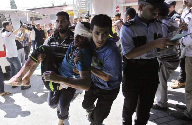 Palestinos trasladan a un hospital a un herido en un ataque israelí...