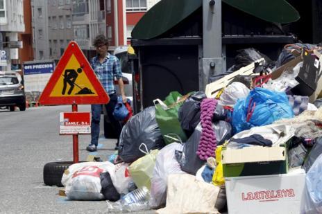 La basura se amontona en la calle Montero Ros de Lugo.