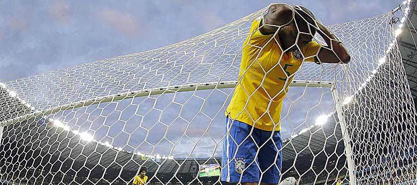 El centrocampista Fernandinho, abatido en la red de su portera, tras...