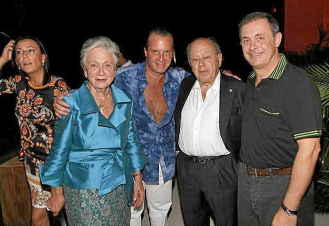 Jordi Pujol Ferrusola (dcha.), junto a sus padres, Jordi Pujol y Marta...