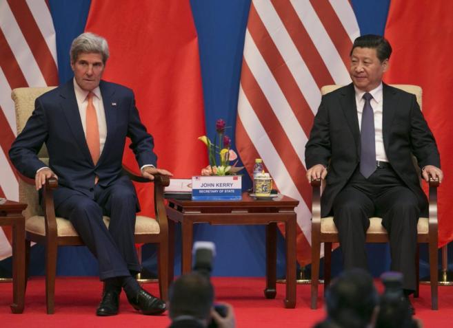 El titular de Exteriores de EEUU, junto al presidente chino durante la...