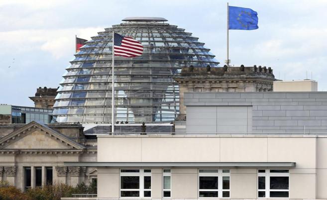 La bandera estadounidense ondea en la clebre cpula del Reichstag,...