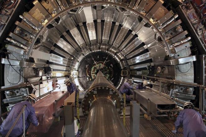 Trabajos de renovacin en el acelerador de partculas LHC.