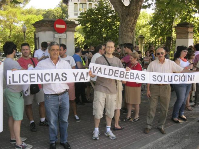 Protesta de los vecinos de Valdebebas en la Junta Municipal de...