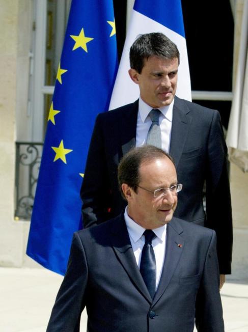 El primer ministro francs, Manuel Valls, (arriba) junto al...
