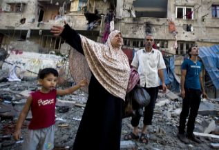 Una familia palestina deja su casa tras el ataque israel.