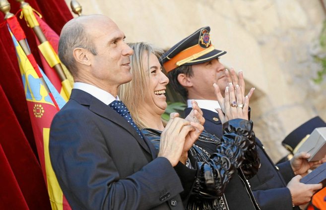 El edil de Seguridad, Juan Seva, y la alcaldesa de Alicante, en el...