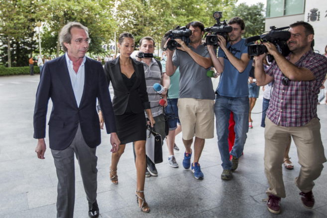 El ex presidente del Valencia CF Vicente Soriano (i), a su llegada a...