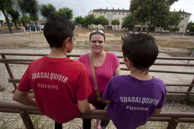 Yolanda Lozano con sus dos hijos que van a un comedor de la Junta de...