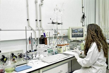 Una mujer trabaja en un laboratorio de la Universidad del Pas Vasco...