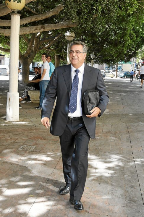Enrique Ortiz a su llegada al juzgado de Alicante, este jueves.