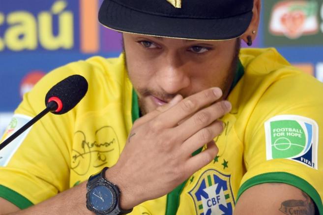 Neymar, llorando, durante su comparecencia ante los medios de...