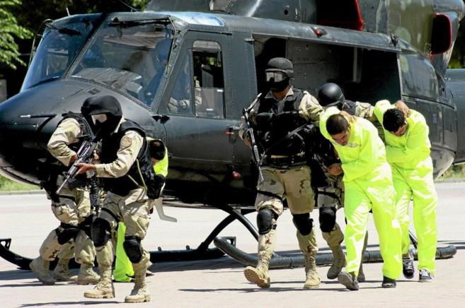 Las fuerzas de seguridad mexicana durante un arresto en 2009
