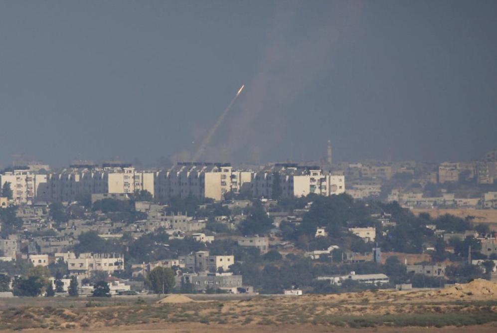 Un cohete es disparado desde la Franja de Gaza hacia Israel.