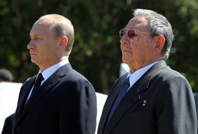 El presidente de Rusia, Vladimir Putin, junto al presidente cubano,...